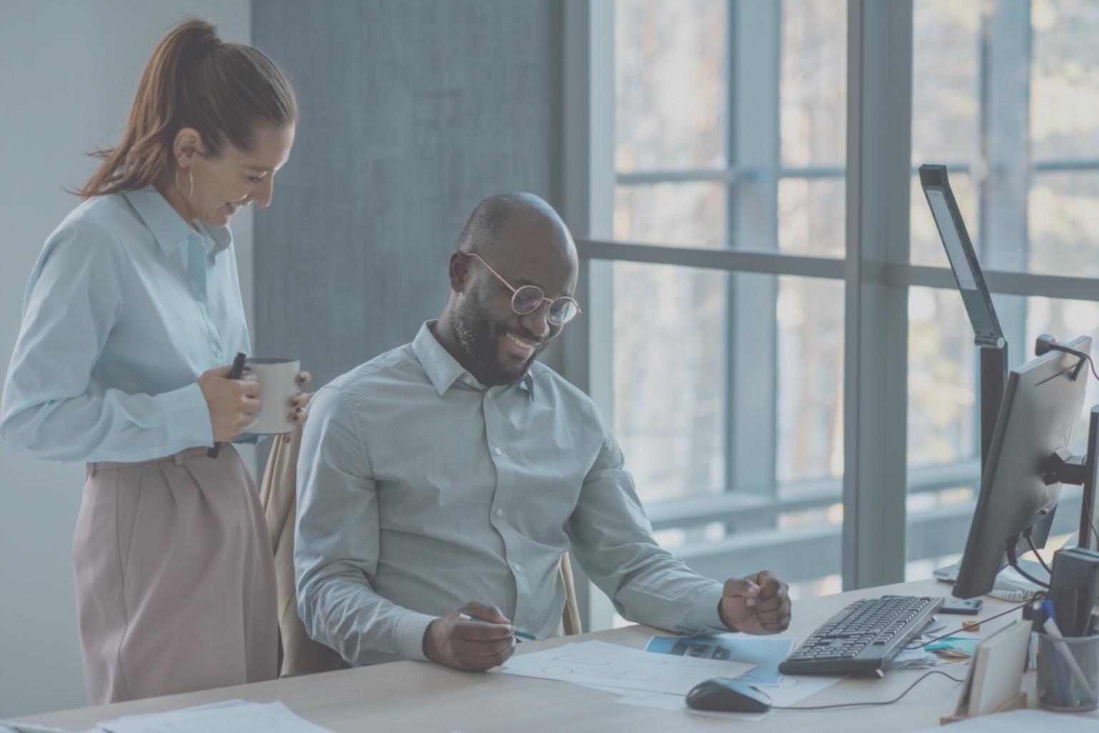 Equipo de xalorinquev trabajando en análisis financiero